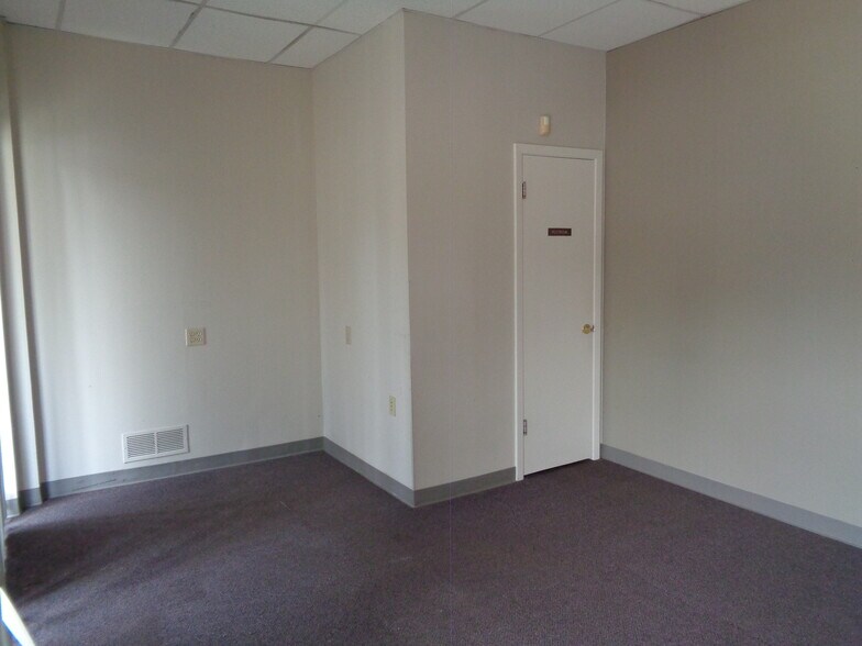 More Photos Of 3903-3913 S Lynn Ct, Independence Office For Sale