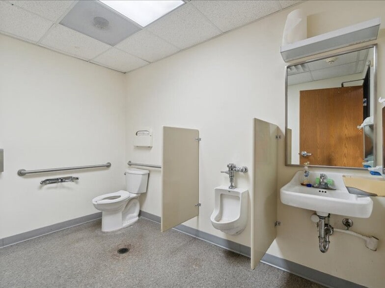 More Photos Of 1100 W Saginaw St, Lansing Medical For Sale