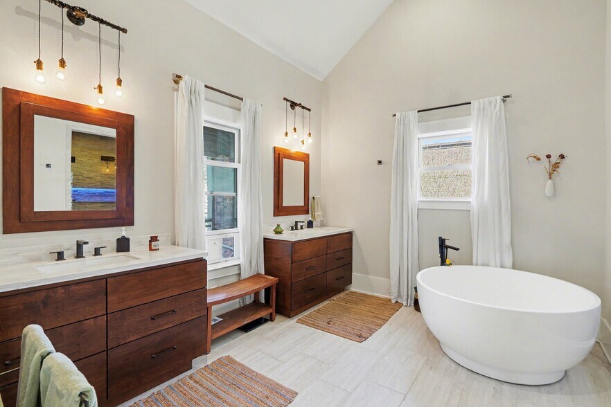 More Photos Of 117 E Maple St, Decatur Loft Creative Space For Sale