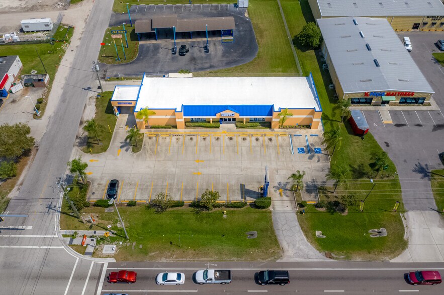 More Photos Of 1210 10th St E, Palmetto Freestanding For Lease