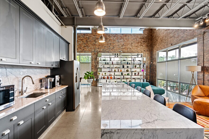 More Photos Of 7330 Exchange Dr, Orlando Warehouse For Sale