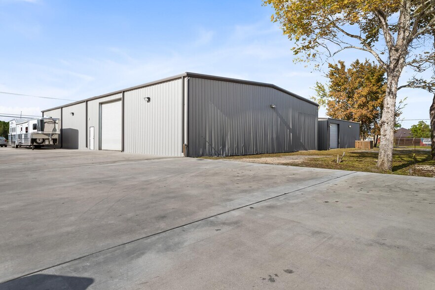 More Photos Of 3144 Texas Ave, Bridge City Warehouse For Lease