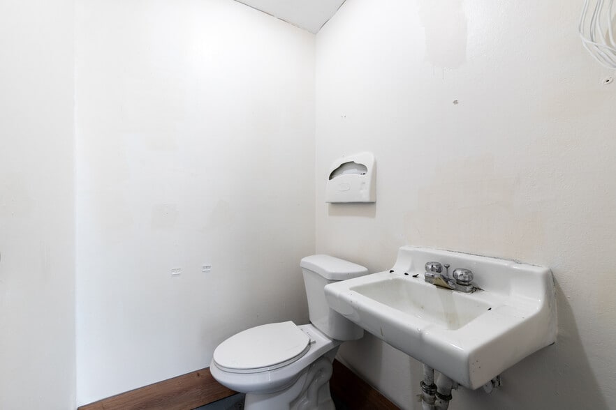 More Photos Of 115 N Fairfax Ave, Los Angeles Freestanding For Sale