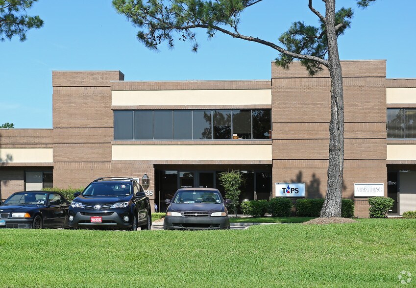 More Photos Of 9835 Whithorn Dr, Houston Light Distribution For Lease