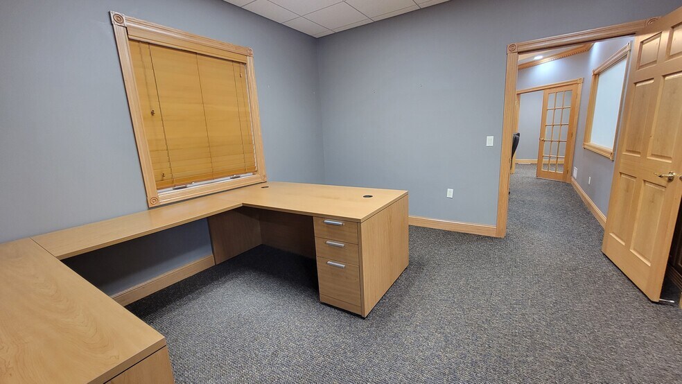 More Photos Of 1881 NW Station Parkway, Andover Office Residential For Lease