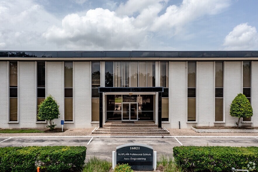 More Photos Of 16903 Buccaneer Ln, Houston Coworking Space