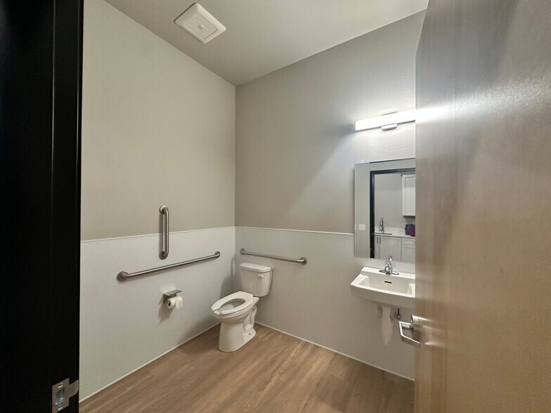 More Photos Of 21600 SE Stark St, Gresham Service For Lease