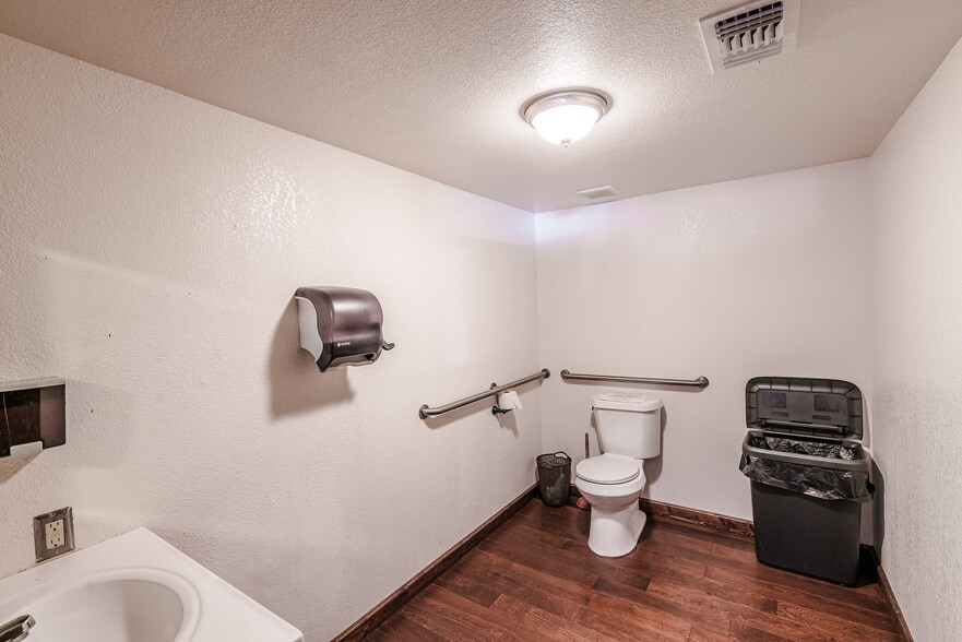 More Photos Of 114 S Commerce St, Lockhart General Retail For Sale