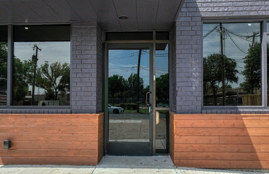 More Photos Of 1717 N Garrett Ave, Dallas Medical For Sale