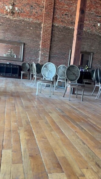 Primary Photo Of 104 N Market St, Gallatin General Retail For Sale