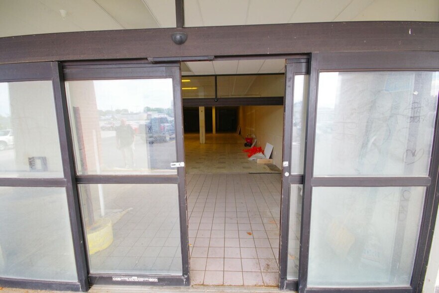 More Photos Of 2820 W Locust St, Davenport Unknown For Lease