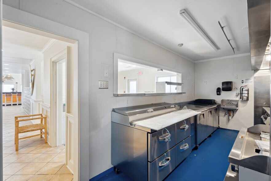 More Photos Of 363 Beach rd, Hampton Bays Restaurant For Lease