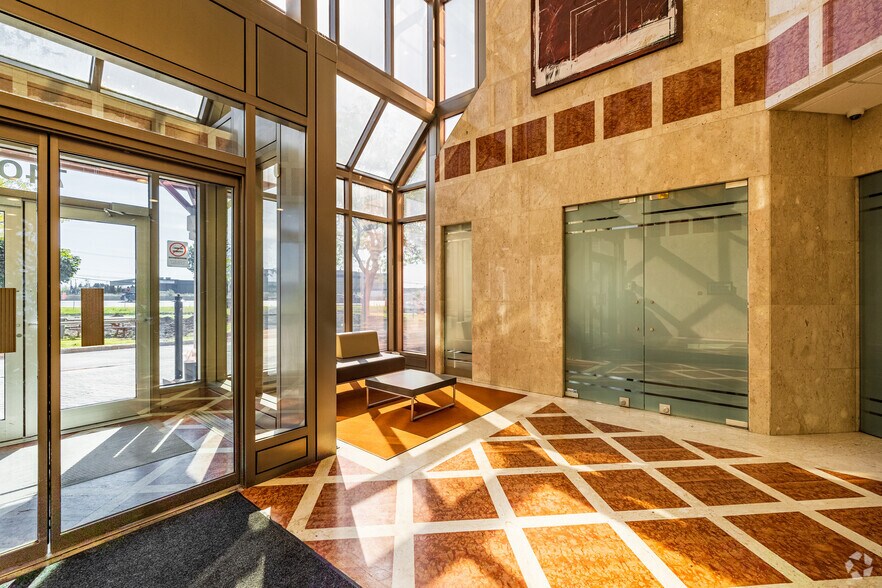 More Photos Of 7405 Rte Transcanadienne, Montréal Office For Lease