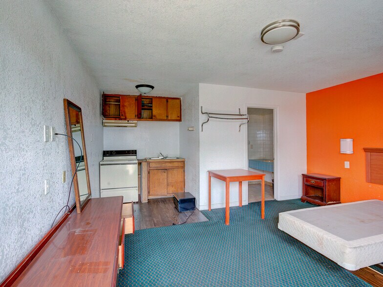 More Photos Of 2627 Manor Rd, Austin Hotel For Sale