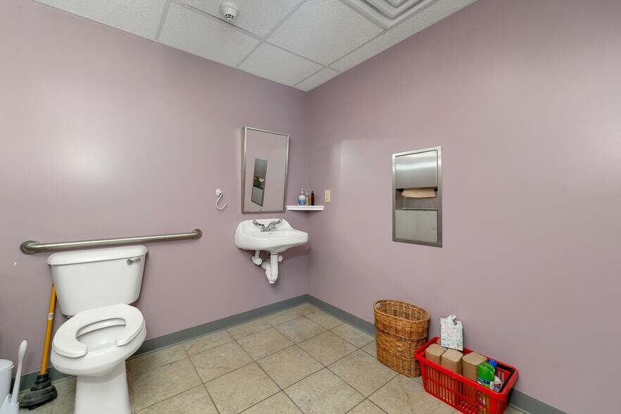 More Photos Of 45 Londonderry Tpke, Hooksett Office For Lease