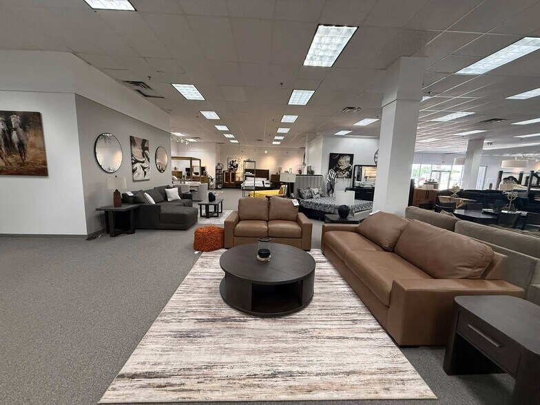 More Photos Of 1000 S Main St, Roswell Freestanding For Sale