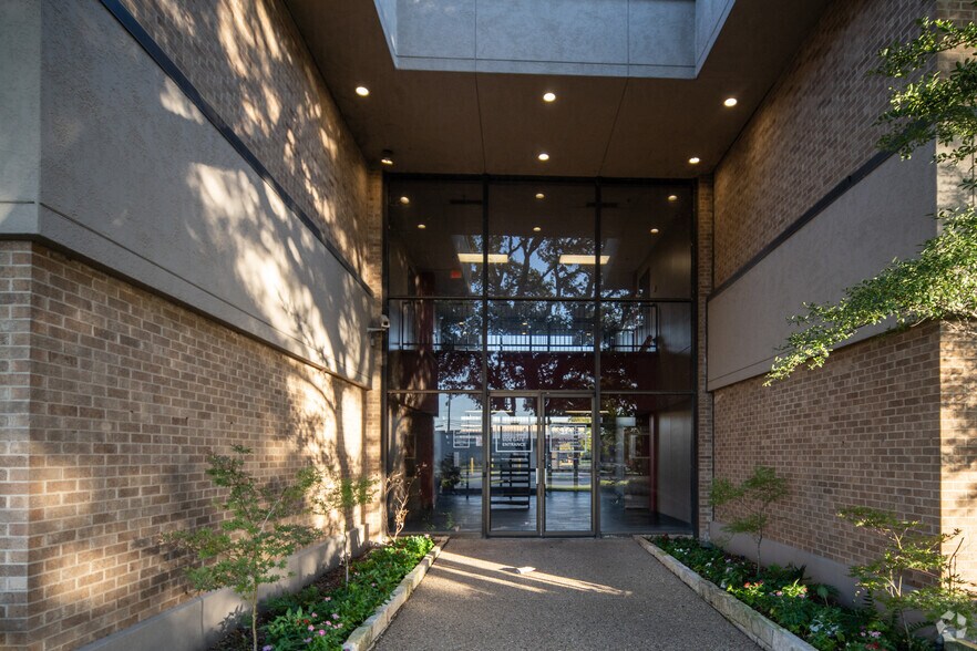 More Photos Of 1010 W Mockingbird Ln, Dallas Office For Lease
