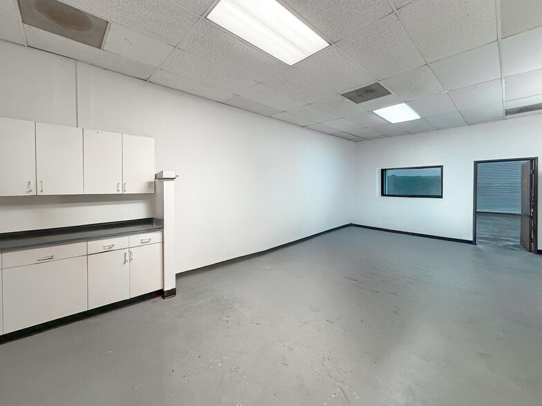 More Photos Of 2621-2651 W Woodland Dr, Anaheim Manufacturing For Sale