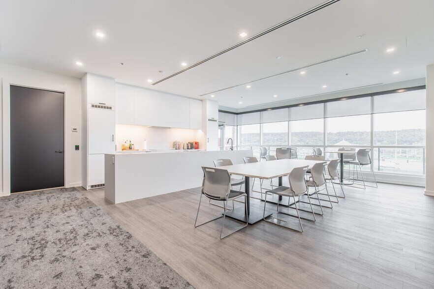 More Photos Of 13 Windward Dr, Grimsby Medical For Lease