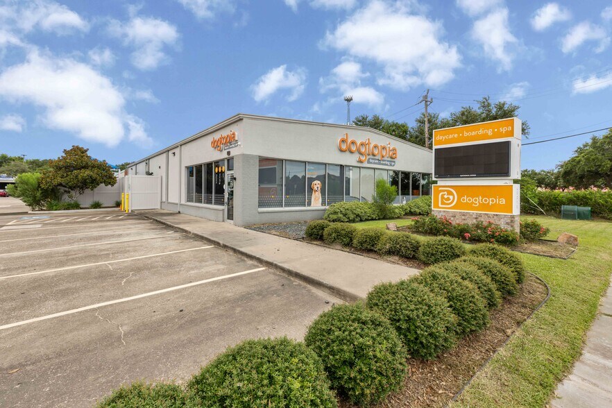 More Photos Of 6015 Fairmont Pky, Pasadena Freestanding For Sale