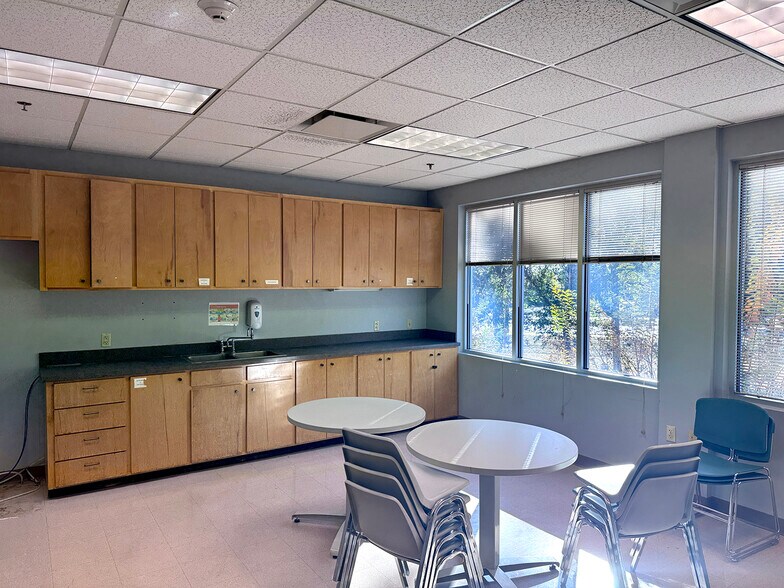 More Photos Of 2330 Mahan Dr, Tallahassee Office For Lease