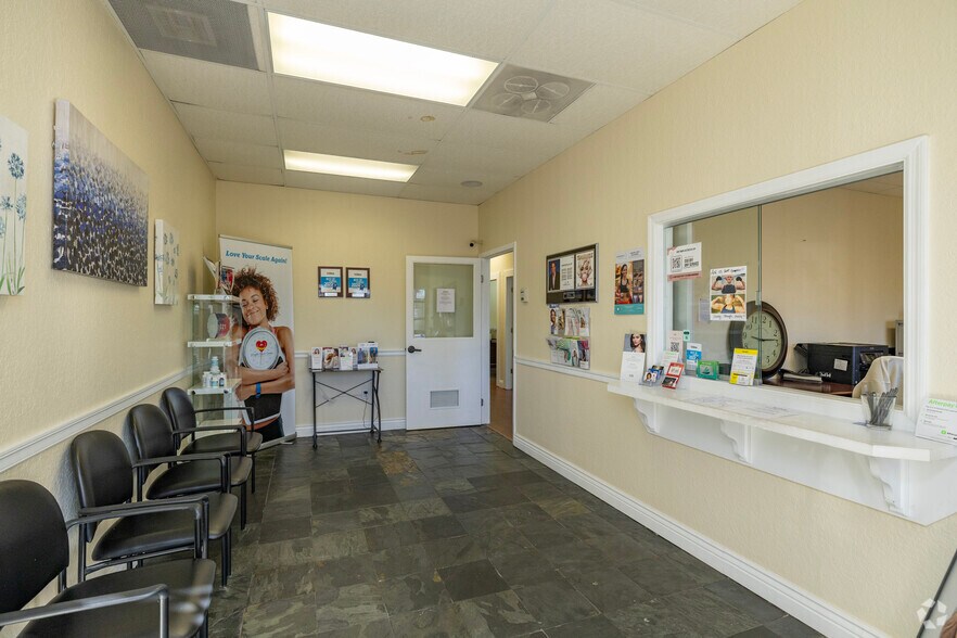 More Photos Of 104-118 E Bloomingdale Ave, Brandon Storefront Retail Office For Lease