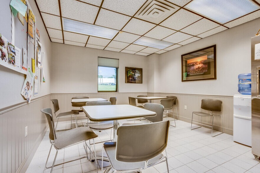 More Photos Of 69 Readington Rd, Branchburg Showroom For Lease