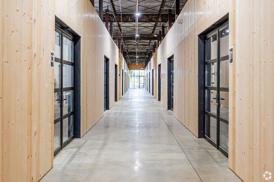 More Photos Of 600 S 1st St, Rogers Warehouse For Lease