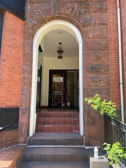 More Photos Of 297 Newbury St, Boston Storefront Retail Office For Lease