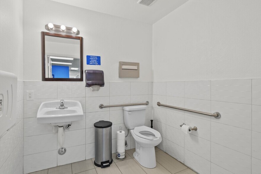 More Photos Of 516 W Lancaster Blvd, Lancaster Freestanding For Lease