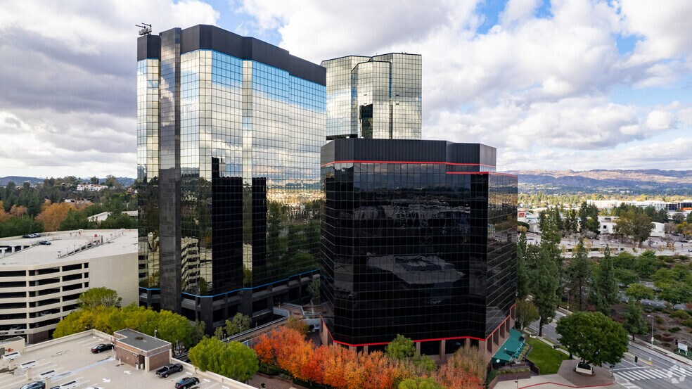 More Photos Of 21600 Oxnard St, Woodland Hills Office For Lease