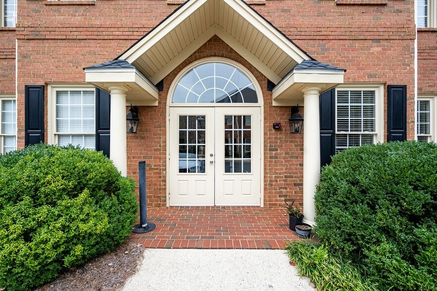 More Photos Of 295 W Crossville Rd, Roswell Office For Lease