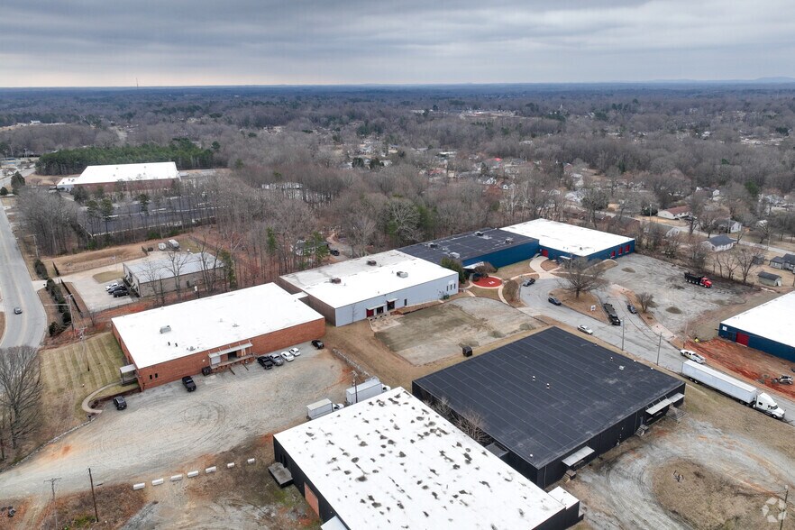 More Photos Of 705 Baker Ct, High Point Warehouse For Lease