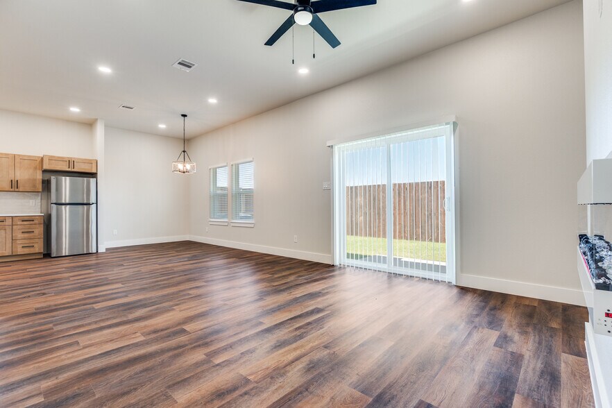 More Photos Of 6655 Mountain Trl, Dallas Apartments For Sale