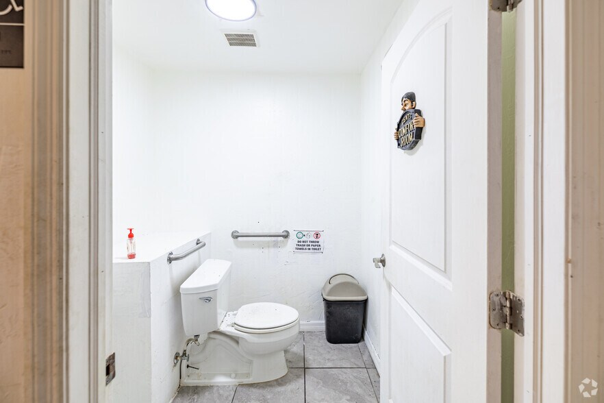 More Photos Of 2467-2469 Edison Ave, Fort Myers General Retail For Sale