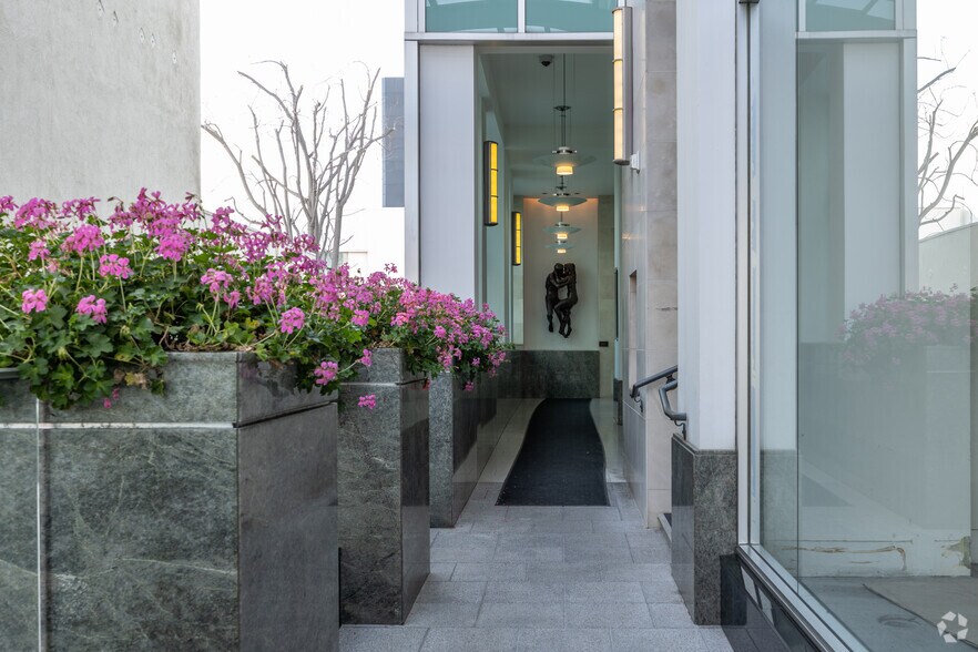 More Photos Of 421-427 N Beverly Dr, Beverly Hills Office For Lease