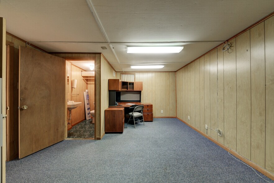 More Photos Of 113 W Lindbergh Blvd, Universal City Service For Sale