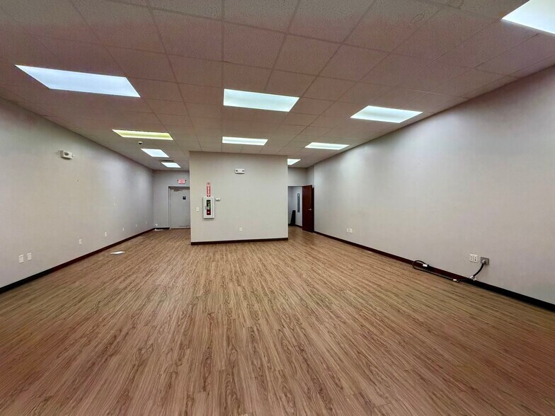 More Photos Of 2688 DeKalb Ave, Sycamore Freestanding For Lease