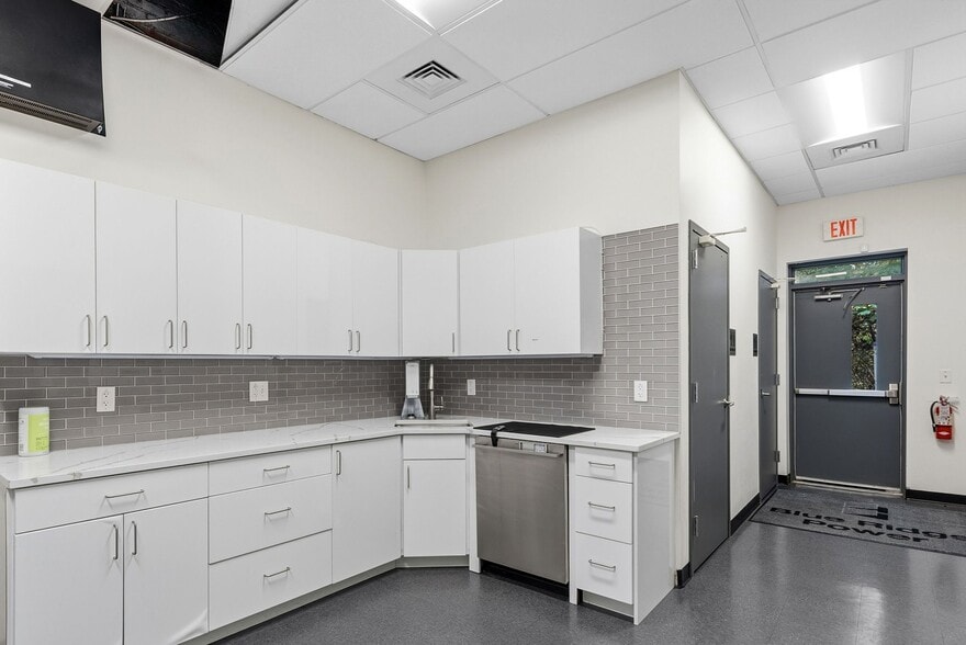 More Photos Of 105 Fairview Rd, Asheville Light Manufacturing For Lease