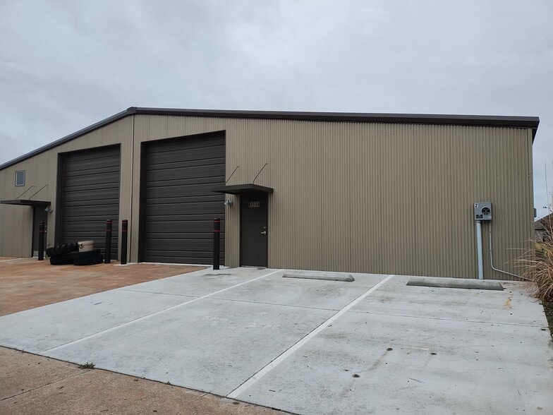 More Photos Of 1302 Lindsey Plaza Dr, Norman Warehouse For Lease