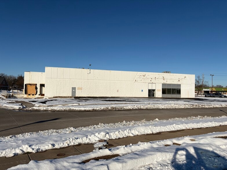 More Photos Of 5205 22nd Ave, Moline Freestanding For Sale