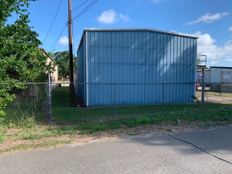 More Photos Of 5424 W Oak St, Palestine Showroom For Lease