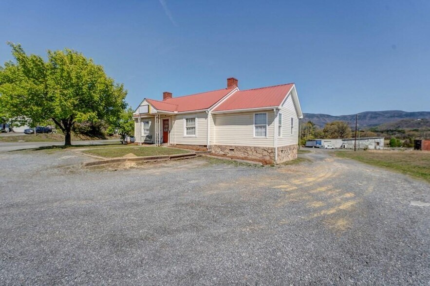 More Photos Of 806 N 3rd Ave, Chatsworth Office Residential For Sale