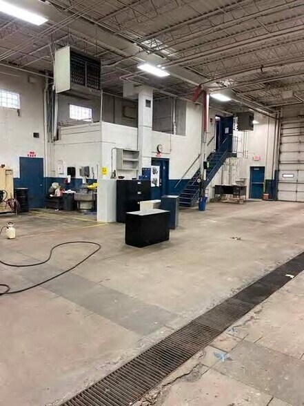 More Photos Of 3303 Terminal Dr, Eagan Warehouse For Lease