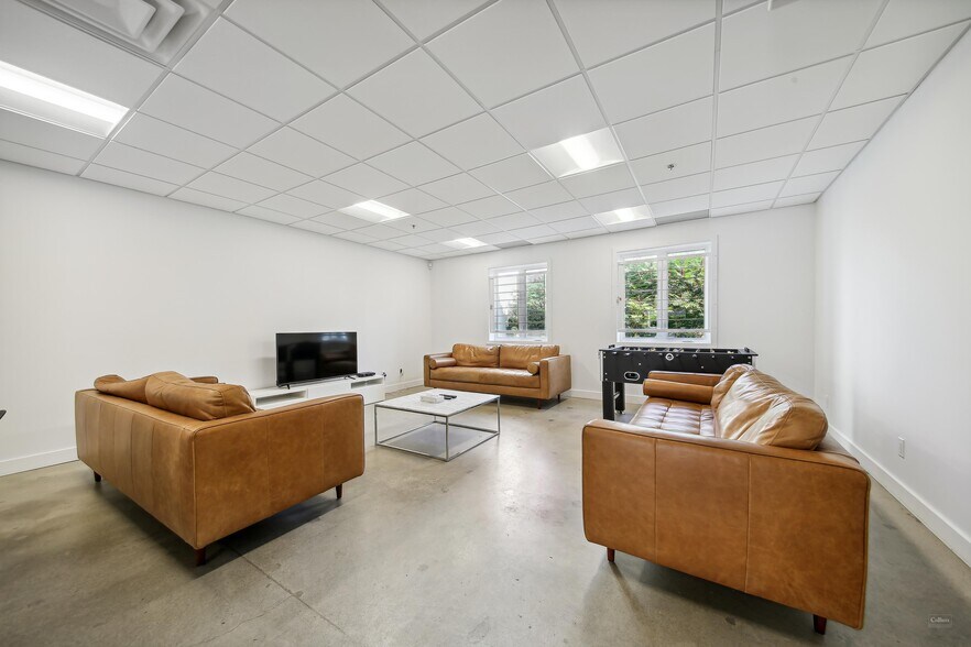 More Photos Of 561-563 Rue Lindbergh, Laval Warehouse For Sale
