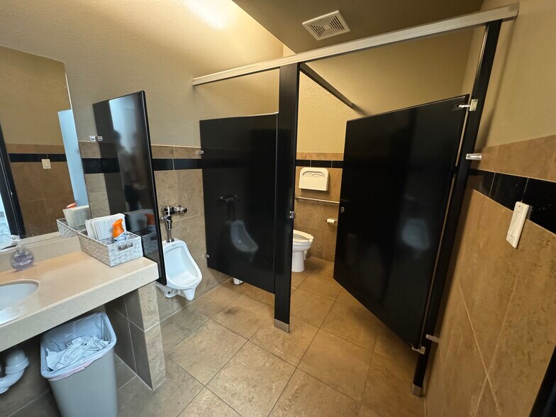 More Photos Of 15730 N 83rd Way, Scottsdale Distribution For Lease