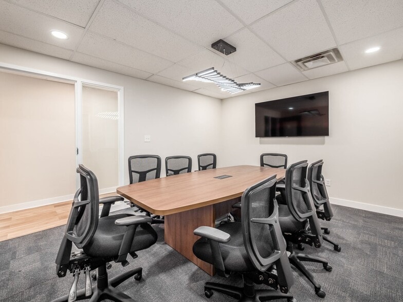 More Photos Of 750 W Broad St, Columbus Office For Sale