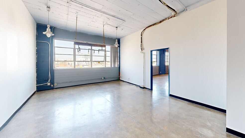 More Photos Of 530 E 8th St, Los Angeles Showroom For Lease