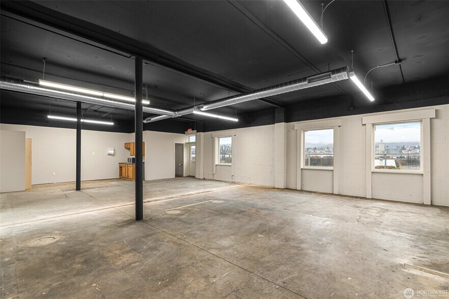 More Photos Of 825 Valley Mall Pky, East Wenatchee Flex For Sale