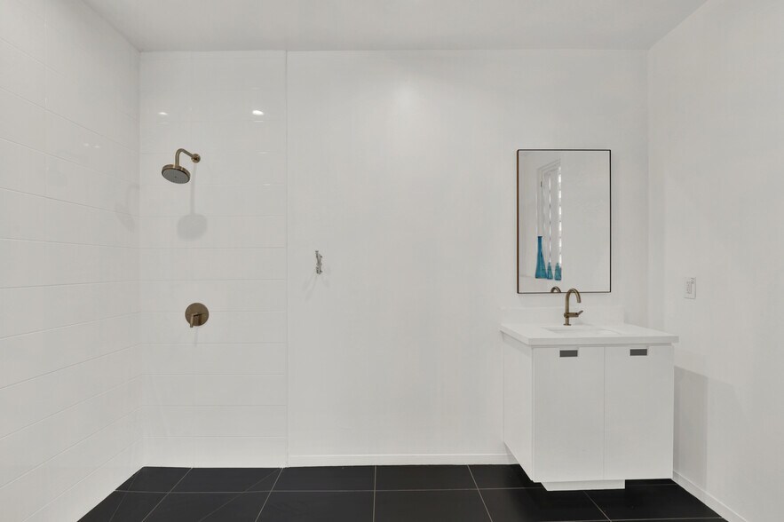 More Photos Of 435 S Boyle Ave, Los Angeles Office Residential For Sale